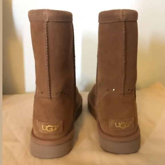 UGG CLASSIC SHORT SUNSHINE PERF CHESTNUT SUEDEBOOT - Picture 4 of 7